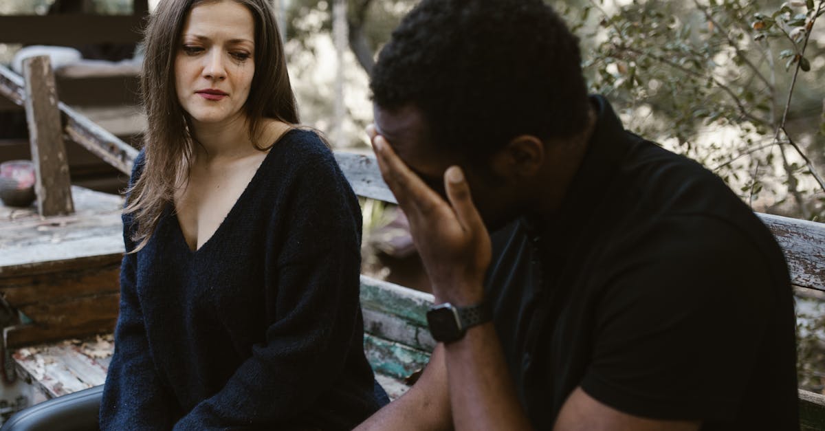 découvrez l'importance de la communication non verbale dans nos interactions quotidiennes. apprenez à interpréter les gestes, les expressions faciales et le langage corporel pour améliorer vos relations personnelles et professionnelles.